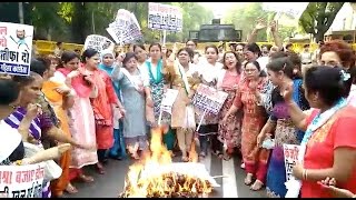 महिला कांग्रेस का केजरीवाल के घर के बाहर प्रदर्शन, इस्तीफे की मांग