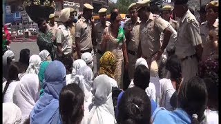 छात्राओं की एक हफ्ते बाद भी सुनवाई नहीं, अब 'गांधीगिरी' पर उतरी बेटियां