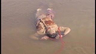 पुलिस ने अज्ञात शव को चोरी-छुपे नदी में फेंका, स्थानीय लोगों ने खोली पोल