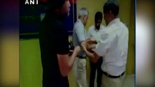 Watch- UP DGP Javeed Ahmad took Taser shot on himself during a demo in Lucknow