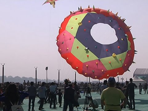 Raw- Kites Fly High at Annual India Festival News Video