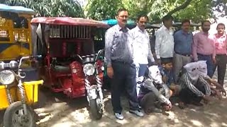 दिल्ली - नशीली दवाई खिलाकर ई-रिक्शा लूटने वाला गिरोह गिरफ्तार