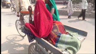 अस्पताल में नहीं मिला इलाज, इलाज के लिए बेटी को रिक्शा पर लेकर निकला पिता