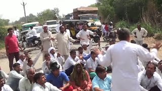 गन्ना किसानों ने किया रोड जाम, शूगर मिल के अधिकारियों पर जड़े आरोप