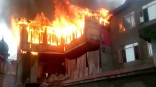 श्रीनगर में शॉर्ट सर्किट से भड़की आग, तीन घर राख