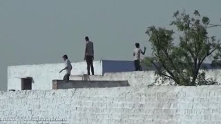 बेपरवाह नकल माफिया, छतों पर चढ़ छात्रों को करवाई नकल