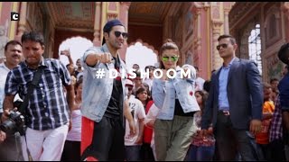 WATCH- the moment Varun Dhawan and Jacqueline Fernandes join a flashmob on a street in Jaipur