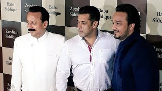 Salman Khan's GRAND ENTRY At Baba Siddique's Iftar Party 2017