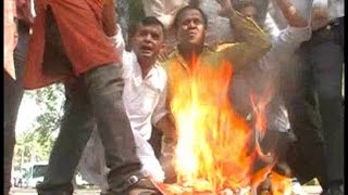 दिल्ली - चीनी दूतावास के पास चीनी वस्तुएं जलाकर किया गया प्रदर्शन