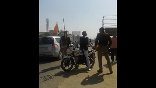 पुलिसकर्मी की दबंगई, बाइक सवार युवक को डंडों से पीटा