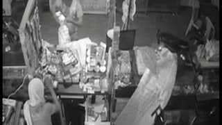 हथियारों से लैस बदमाशों का रेस्टोरेंट में उत्पात, CCTV में कैद लूट की तस्वीरें