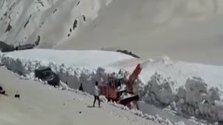 बर्फ का पहाड़ काट कर बन रही सड़क, मुगल रोड जल्द खुलेगा