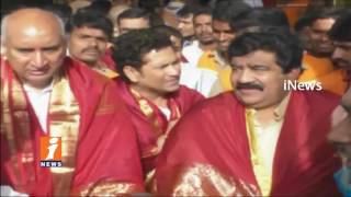 Sachin Tendulkar Couple Offer Special Prayers at Tirumala | iNews