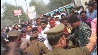 प्रदर्शन के दौरान पुलिस और छात्रों में झड़प