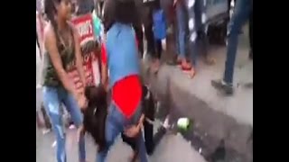 VIDEO - लड़कियों की खूंखार फाइट, गाली-गलौच के बाद जमकर चले लात-घूसे