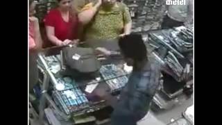सलवार सूट पहनी तीन महिलाओं ने दुकान में किया शर्मनाक काम, वीडियो वायरल