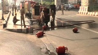दिल्ली - सड़क पर बिखरे 50 से ज्यादा सिलेंडर, बड़ा हादसा होने से टला