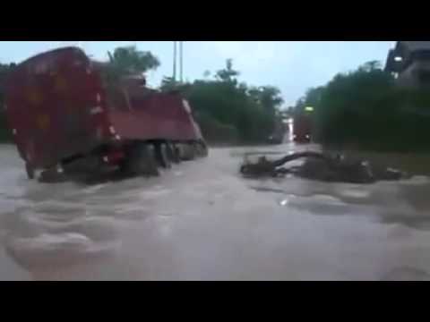 Big Truck was driven away in flood - Shocking Video - Best Funny Video