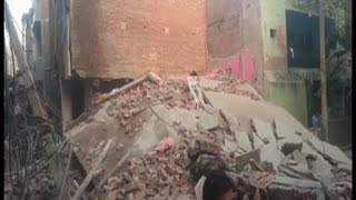 दिल्ली - अवैध तरीके से बनाया जा रहा मकान ढहा, हादसा टला