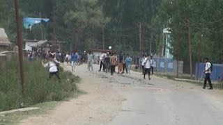 छात्रों ने आर्मी पर बरसाए पत्थर, पुलिस ने बरसाए आंसू गैस के गोले