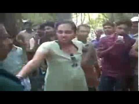 AWESOME ohhhh desi Girls Street fighting desi style in DEHLI INDIA