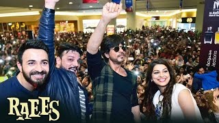 CROWD Goes CRAZY For Shahrukh Khan In DUBAI Bollywood Park - Raees Promotion