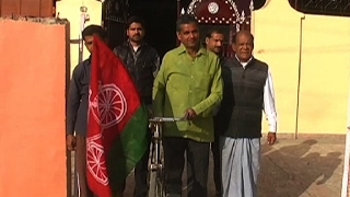 सपा प्रत्याशी के समर्थन में साइकिल से निकले राकेश चौबे