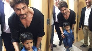 Shahrukh Khan Poses With A Young Fan - King Khan Of Bollywood