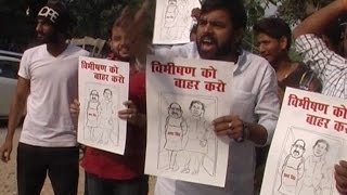 अखिलेश समर्थकों ने पोस्टर लगाकर अमर सिंह को बताया विभीषण