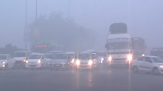 दिल्ली पर प्रदूषण की चादर, हैड लाइट जलाकर निकलने को मजबूर वाहन चालक