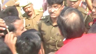महेंद्र नाथ और पुलिस के बीच नोक झोक