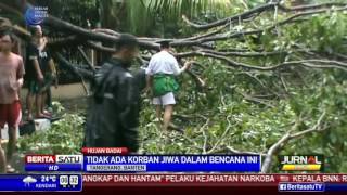 Sebuah Kantor di Tangerang Hancur Tertimpa Pohon Tumbang