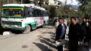 यात्रियों से भरी एचआरटीसी की बस दुर्घटनाग्रस्त