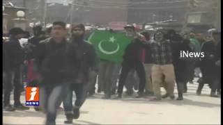 Clashes In Srinagar | Protesters Wave Pakistan Flags Over Army Chief Bipib Rawat Statements | iNews