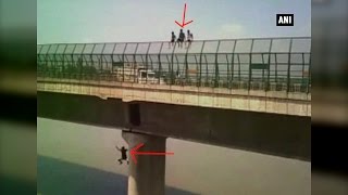 Watch- Teenagers jump off bridge into Yamuna, Agra