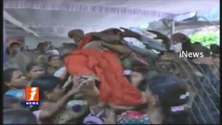 Old Women Devotees Unconscious at Indrakeeladri Temple | iNews