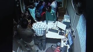 Video  बैंक में हुए हंगामे के दौरान महिला ने की पुलिसकर्मी की जमकर पिटाई