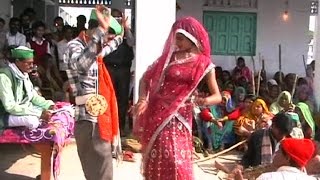 किसानों का नाच गाने वाला अनोखा धरना प्रदर्शन