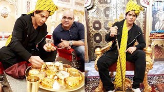 Shahrukh Khan ENJOYING A Royal Rajasthani Thali During Jab Harry Met Sejal Promotion