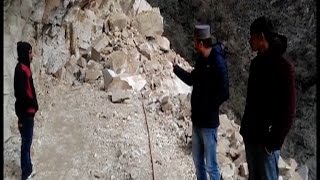 चट्टान में दबे चार मजदूरों की मौत, कड़ी मशक्कत के बाद निकाले शव