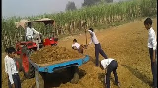 पढ़ाई के नाम पर स्कूली छात्रों से कराया जा रहा है खेत में काम