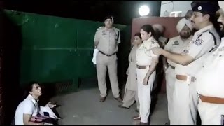 पुलिस कमिश्रर की कोठी के बाहर धरने पर बैठी मिंटी ने आत्म-हत्या की दी चेतावनी