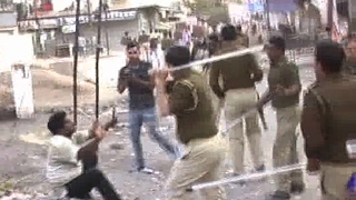 बीजेपी और कांग्रेस समर्थकों को पुलिस ने दौड़ा-दौड़ाकर पीटा