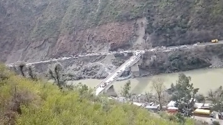 भूस्खलन से फिर बंद हुआ जम्मू श्रीनगर हाईवे