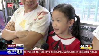 Santa Claus Bagikan Hadiah di KRL Kota-Bogor