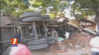 Road Accident At  Yadadri | Lorry Hits Xerox Shop | 1 Died 1 Injured | iNews