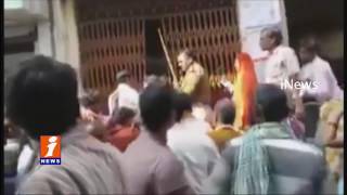 Constable Brutally Lathicharged On People Outside at SBI Bank | Demonetisation | iNews