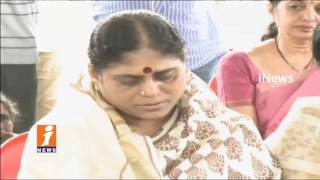 Ys Jagan With Family Members Pays Tribute To YS Rajashekar Reddy In Idupulapaya | iNews
