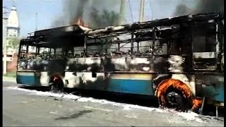 देंखे, छात्र की मौत के बाद ग्रामीणों ने लगाई बस को आग
