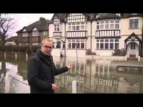 UK floods Swollen Thames threatens thousands of homes 2 News Video